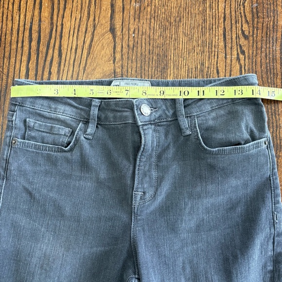 Free People Straight Leg Frayed Hem Cropped Jeans Washed Black 26” Inseam Sz 28 - Picture 9 of 12